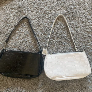 väska - två stycken baguetteväskor från shein! nypris för båda är 150kr! säljer båda för 60 men kom privat om ni endast vill köpa en💕säljaren står för frakten