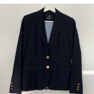 Kavaj - Jättefin kavaj från STOCKHLM. Använd 1 gång bara! Fina exklusiva knappar som jag tycker ger kavajen det där lilla extra. 🧡  🌸fritt fram att föreslå annat pris på alla mina annonser🌸