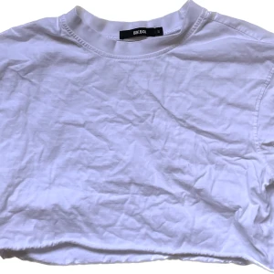 Vit croppad t-shirt  - Jättebra skick