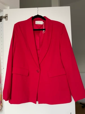 Röd kavaj från nelly - Röd kavaj med knapp