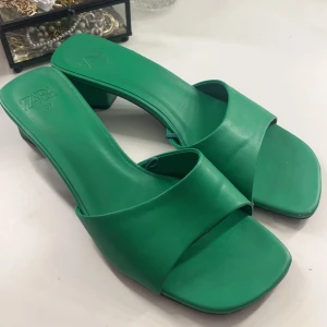 gröna klackar  - Superfina gröna klackar i stolek 39. Dem är sköna att gå i och väldigt fina när man är brun. 