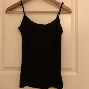 Linne - Fin tunn linne som passar till allt. Har dock knutit vid bandet för att det inte ska sitta så långt ner på bröstet🌸