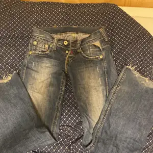 Super low waist jeans från replay använda ett par gånger tvär snygga passar bra för dig som gillar lite mer baggy stil 