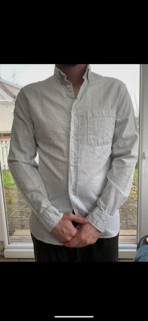 Skjorta  - Modellen i bild är 175cm och 75 Har fläckar kolla på sista bilden kanske för att rensa bort ( har ej testat)