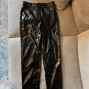 Lackbyxor - Oanvända lackbyxor från nakd i storlek 34