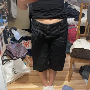 Jorts - Säljer dessa svarta jorts! Jag på bilden bär oftast xs eller s och håller åt dem där bak på bilderna. De passar xs-l beroende på hur man vill ha dem och om man har dem med skärp.❤️ Köpta second hand men aldrig använda eftersom jag ångrade mig. 