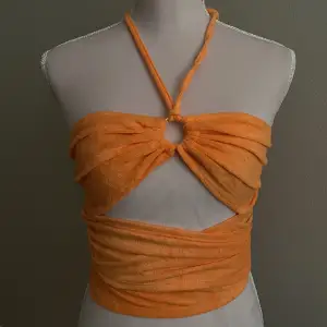 Fancy oranget linne med mycket detaljer. Mycket mer skrikoranget i verkligheten! Aldrig använt!! Frakt kostar 65kr