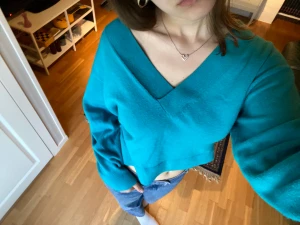 Blå tjocktröja &other stories  - Så fin tillsammans med guld. Har ärvt, men aldrig använt själv. Är lite för stor för mig