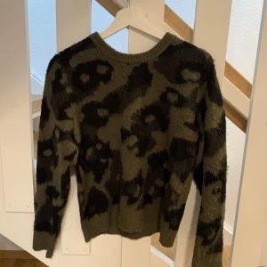 Tröja  - Grön-svart tröja