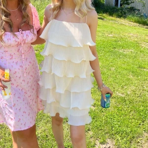 volang klänning från & other stories  - HELT SLUTSÅLD ÖVERALLT Köpt för 1000kr på other stories   Finaste klänningen ⭐️🩷 Använd 2 gånger, helt som ny  