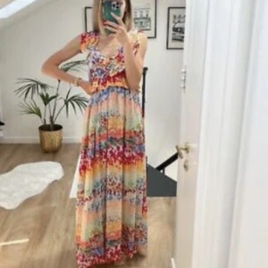 Sommarklänning  - Endast andvänd en gång jätte fin klänning finns bpde i 36 och 38