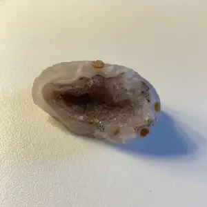 Ett kluster i kristallen agat! Köpt för 80kr på en kristallafär i dalarna💞Äkta