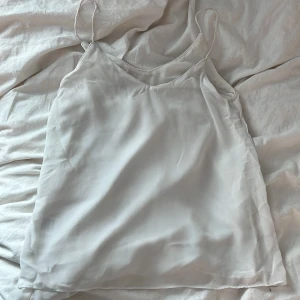 Vitt linne - Skit fint linne nu till sommaren! Det är skit skönt material och bara Andvänd en gång!