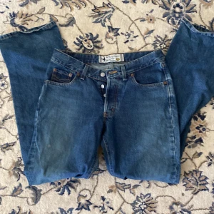 Crocker jeans  - Ett par crocker jeans som är jätte snygga! Du kan välja om du vill ha låg midjat eller inte. Dem sitter typ lite v shaped så det sitter smickrande på kroppen. Säljer pga av att dem inte är min storlek.💛 