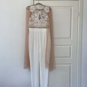 Jumpsuit  - Elegant och classy jumpsuit från Fashionnova. 