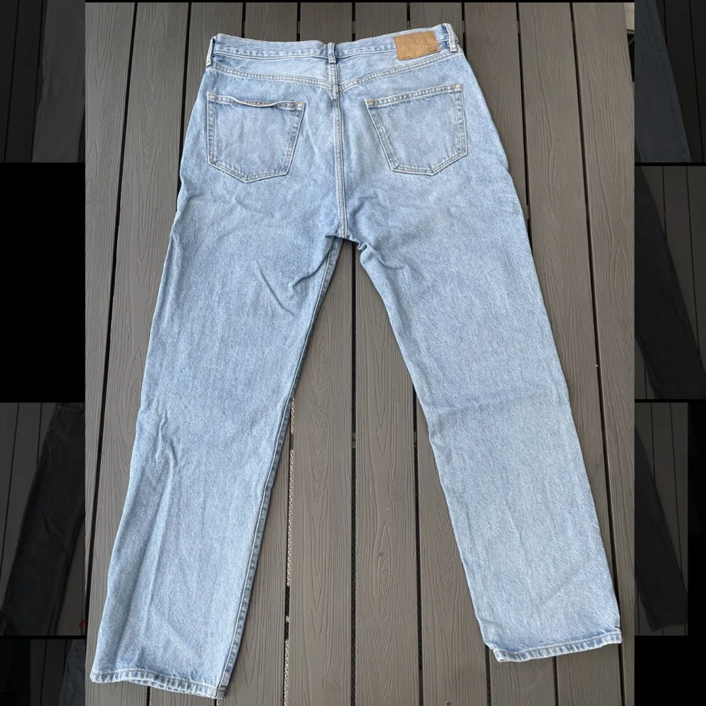 Säljer nu dessa snygga jeans då dem inte passar min stil :) byxorna är i bra skick o inga tecken på användning. storleken står i bilden  Vid frågor tveka inte på att skriva!. Jeans & Byxor.