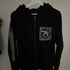 APHEX TWIN MERCH ZIP  - heeeelt skitz zip från beep bop beep brrr dunk dunk lord richard d james. priset fast då jag helst inte släpper. från spelning i sthlm 10/6 självfallet