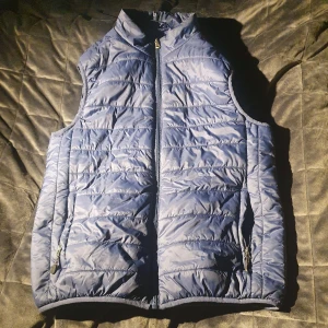 Väst mörkblå - Säljer denna västen pga inte används längre. Har använt ett par gånger och är i mycket bra skick. Bara fråga efter fler bilder eller info