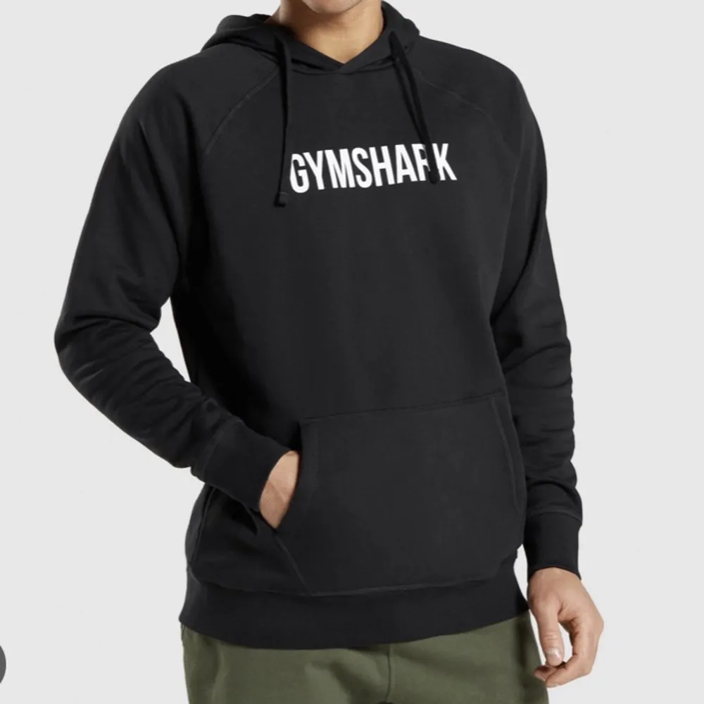 Gymshark hoodie som blivit för liten storlek m men passar även s om man vill ha den lite oversize . Hoodies.