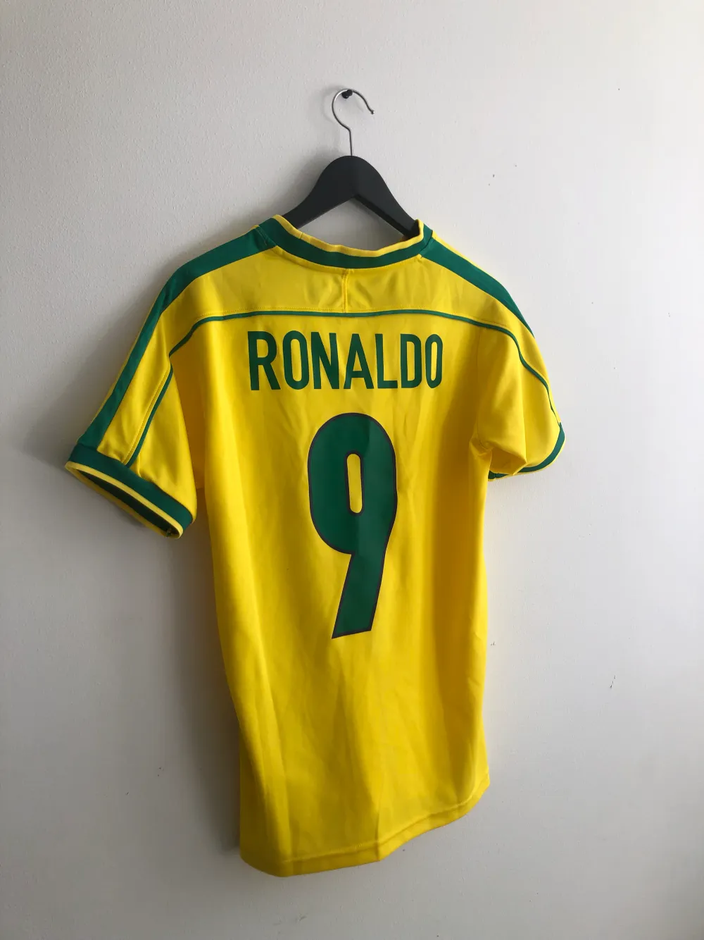 En R9 tröja från VM 1998 då Brazilien förlorade finalen mot Frankrike med 3-0. Inget fast pris på denna tröja, så tveka ej på att komma med prisförslag😁. T-shirts.