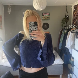 Långärmad topp 💫 - Så sjukt fin och unik topp från NAKD i mörkblå. Jättebra skick endast använd några gånger. 🌸💕