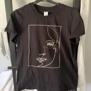 T-shirt med tryck från Visual clothing project, använd fåtal gånger