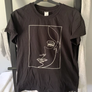T-shit - T-shirt med tryck från Visual clothing project, använd fåtal gånger
