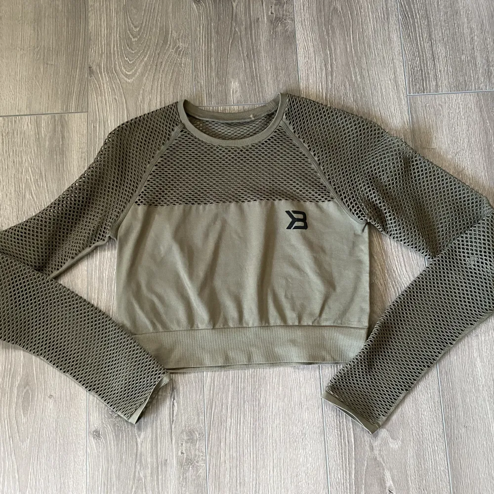 BB crop top long sleeve, strl S. Finns ej att köpa längre. Mesh ärmar. Aldrig använd.. Toppar.