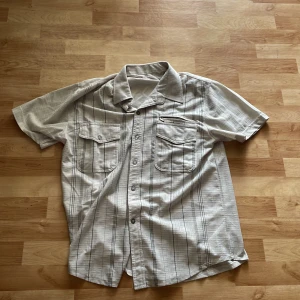 Skjorta kortärmad - Kortärmad skjorta.  Med mönster  Storlek s