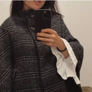 Cape i Ull - Så fin cape i ull! Knappt använd! Pris kan diskuteras. 