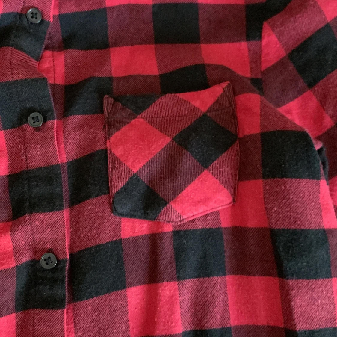 Röd,svart tröja  - 90