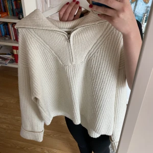 Bikbok tröja  - Tjocktröja från bikbok, jättefin nu i sommar. Liten defekt på ärmen därav sänkt pris. Köptes för ca 500