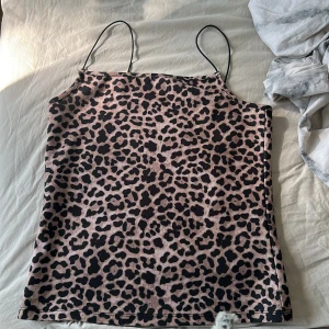 Leopard linne - Ett nytt linne från NA-KD, aldrig andvänd och inget fast pris🩵