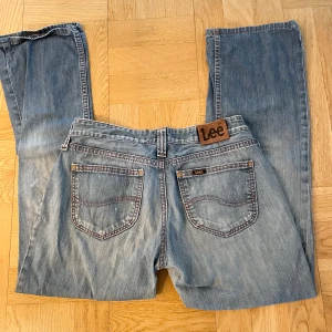 Lee jeans - Jeans från Lee, insydda i midjan. Lågmidjade och straight leg. Köpt secondhand i bra skick. Är insydd i midjan