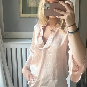 Rosa blus i satin - Alla blusar 2 för 200! Säljer denna magiska blus i satin med utsvänga ärmar, har både en i XS och S men bär XS på bilden! Båda är i nyskick. Kan mötas upp i Stockholm, annars står köparen för frakt🤍