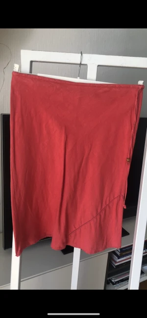 Kjol  - Mycket fint skick  Färgen är mer korall
