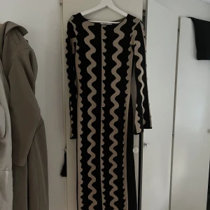 Nakd klänning  - Säljer denna populära maxiklänningen från Nakd som är slutsåld, amvänd 1 gång