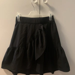 Svart volangkjol - Inga hål eller fläckar. Inköpt förra sensommaren och inte använd så mycket. 