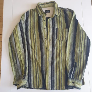 Skjorta  - Limegrön-svartvit randig skjorta i mjukt material, hård struktur men känns som sammet utanpå. Kan skicka fler bilder och tänka mig sänka priset. Hör av dig vid instresse!