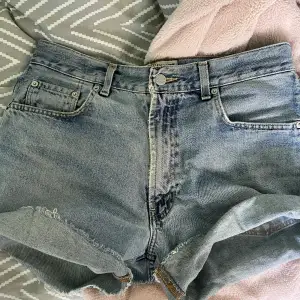 Säljer ett par gammal jeansshorts från Levis. Dom är skor snygga och lågmidjade men lite förstora för mig tyvärr.  Jag står för frakten! 