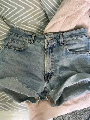 Säljer ett par gammal jeansshorts från Levis. Dom är skor snygga och lågmidjade men lite förstora för mig tyvärr.  Jag står för frakten! 