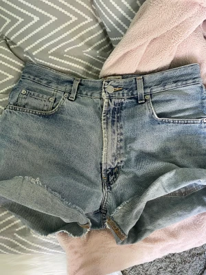 Levis jeans shorts  - Säljer ett par gammal jeansshorts från Levis. Dom är skor snygga och lågmidjade men lite förstora för mig tyvärr.  Jag står för frakten! 
