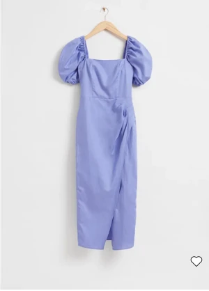 Blå linneklänning från & other stories - - Blå/ljuslila klänning i linneblandning från & other stories (42% lin, 34% viskos och 25% lyocell) - Storlek 42 - Finns brun-utan-sol fläckar på insidan av ena ärmen, upplever även vissa summar som ojämna (se bilder) - Säljs just nu för 990 kronor