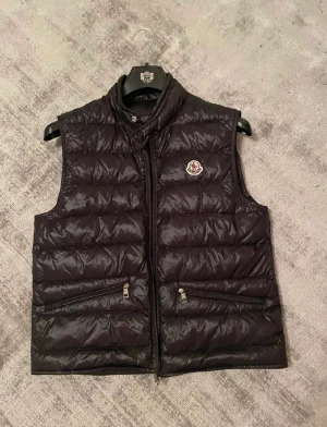 Moncler väst - Moncler väst köpt på nk i sthlm, skick 10/10 inga fläckar inga hål. Ny pris 6300 Isch , mitt pris 4500!