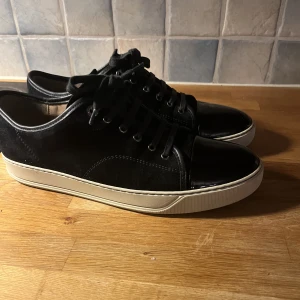 Lanvin skor - Riktigt fräscha lanvin skor  nu till sommaren(storlek 44-45) knappt använda och de är i riktigt bra skick 9/10. Ny pris: 4000, mitt pris 2500