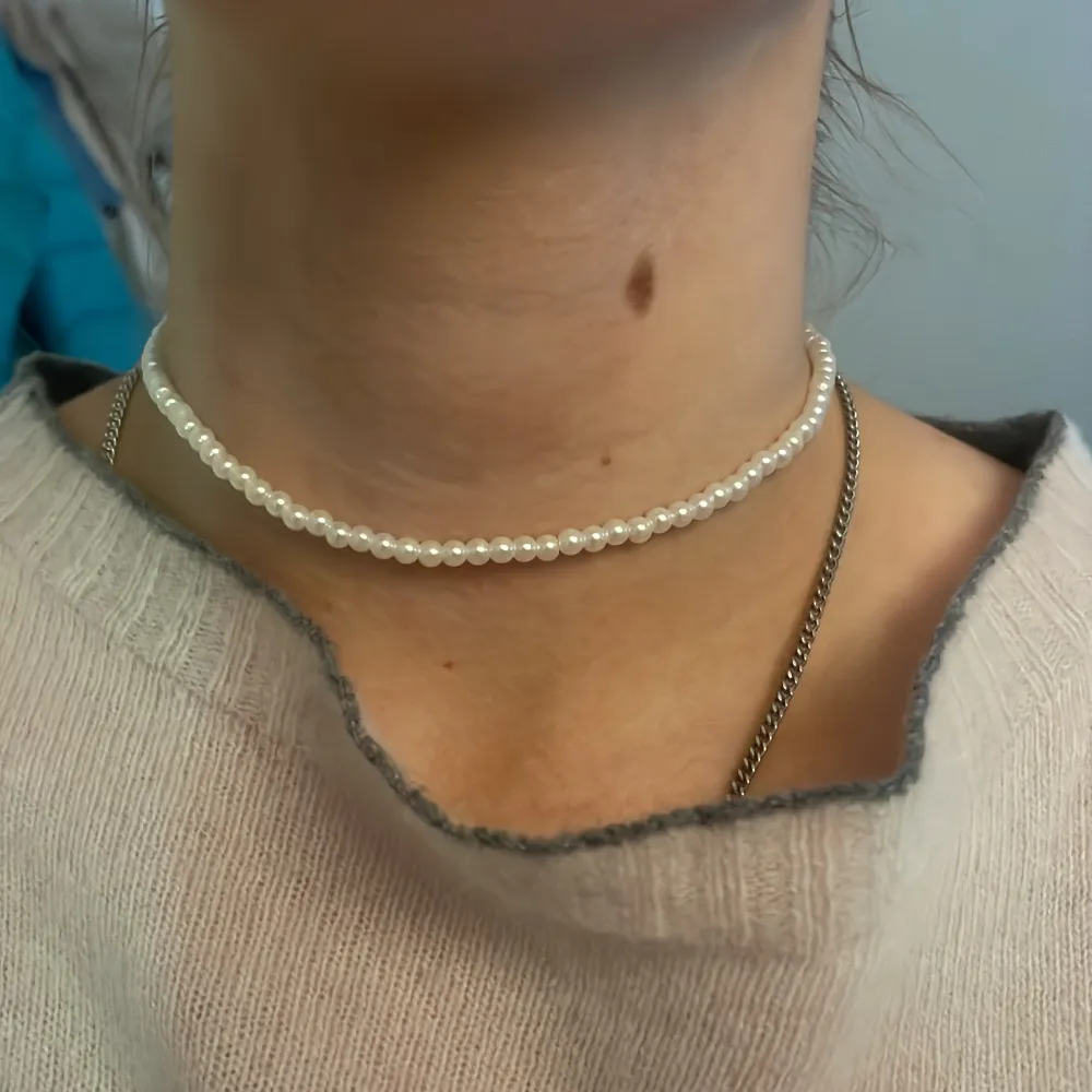 Ett halsband med magneter 💓 Jag föredrar att använda som dubbelarmband, men originellt är det ett ”choker” halsband. Ingen aning vad nypriset är för det är så gammalt(inga defekter). Accessoarer.