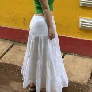 Vit långkjol - Säljer denna jätte fina långkjol köpt i New Delhi, den har super fina broderier på sina ställen. Hör av dig vid intresse 🫶🏻🫶🏻