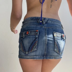 Minikjol - thrifted kjol från zara som inte längre finns i butik, snygga detaljer där bak. Lägg gärna bud