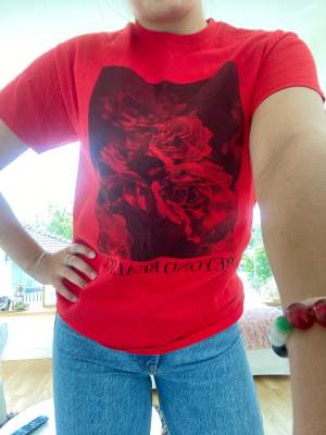 Röd T-shirt med tryck Aldrig använd!! 
