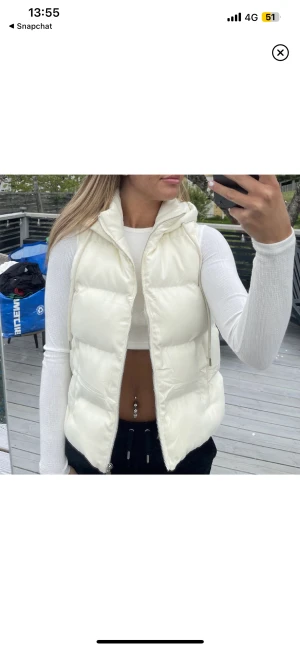 CHELSEA väst - säljer en jättesnygg vit/krämvit väst med luva. CHELSEA, oanvänd i storlek S. nypris är 699kr 💗